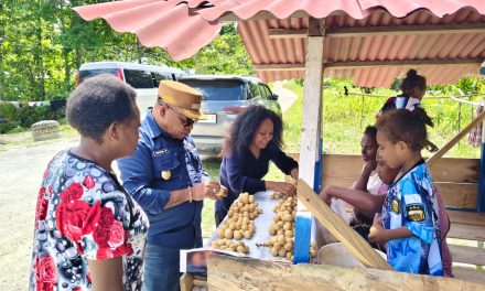Wakil Bupati Sorong Selatan Borong Dagangan Mama-Mama Papua di Jembatan Sesna, Wujud Dukungan bagi Ekonomi Kerakyatan