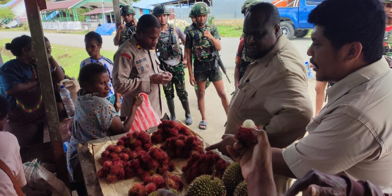 Sekda Maybrat Ferdinandus Taa Keliling Pasar Borong jualan Mama-Mama Papua, Dorong Perputaran Ekonomi Rakyat