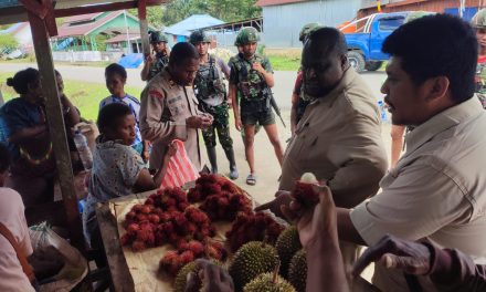Sekda Maybrat Ferdinandus Taa Keliling Pasar Borong jualan Mama-Mama Papua, Dorong Perputaran Ekonomi Rakyat