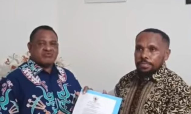 Bupati Maybrat Serahkan SK PNS kepada Marthen Luther Kambu Setelah Penantian Empat Tahun