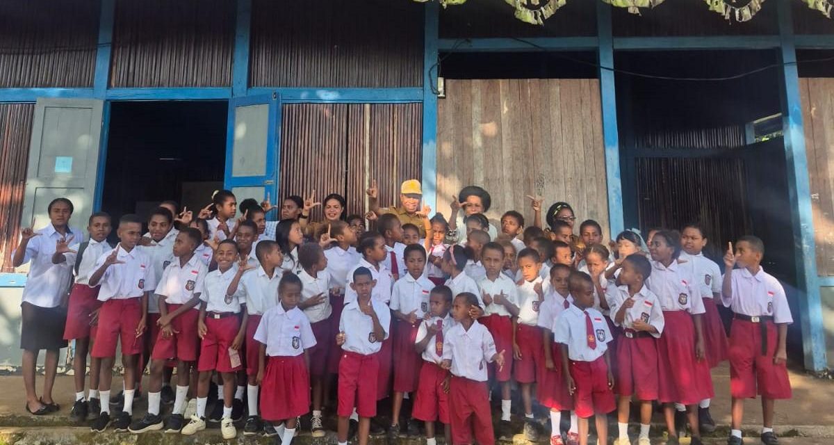 Kadis Pendidikan Maybrat Sidak Dua Sekolah di Ayamaru, Soroti Disiplin Guru dan Manajemen Sekolah