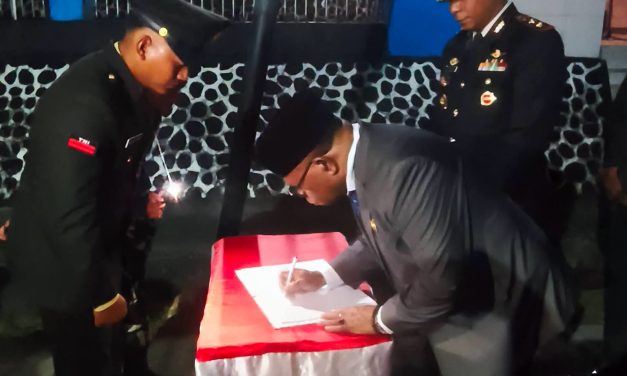 Wakil Bupati Sorong Selatan Hadiri Apel Kehormatan dan Renungan Suci di Taman Makam Pahlawan