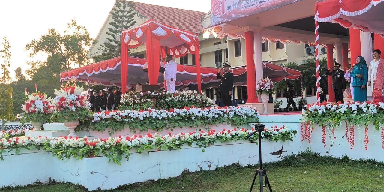 Wakil Bupati Sorong Selatan Yohan Bodory Pimpin Upacara Penurunan Bendera HUT ke-81 RI