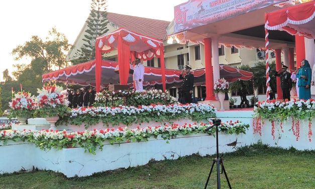 Wakil Bupati Sorong Selatan Yohan Bodory Pimpin Upacara Penurunan Bendera HUT ke-81 RI