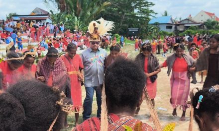 Parade Budaya Sorong Selatan, Wabup Yohan Bodory Tekankan Pentingnya Menjaga Warisan Budaya Papua