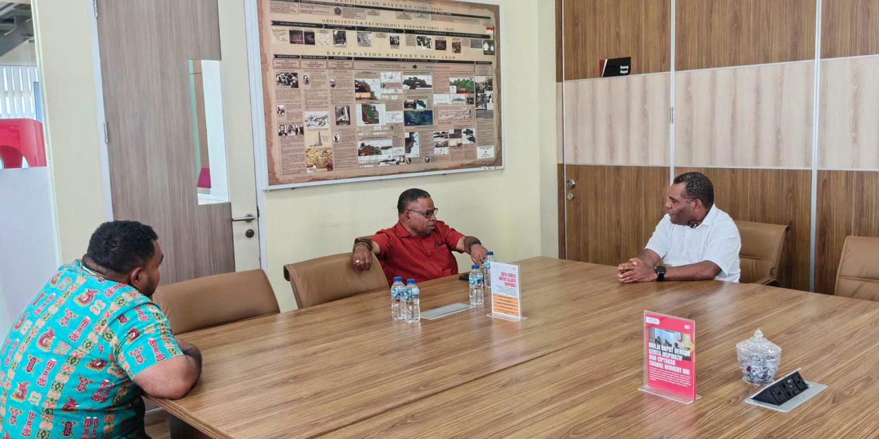 Wabup Yohan Bodory Antar Surat Tinjauan Nama Lokasi Seismik North Uba ke North Imekko