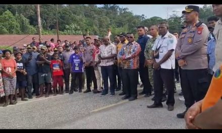 Bupati Maybrat, Dandim dan kapolresTemui Massa Aksi Penembakan di Aifat Timur, Minta Masyarakat Tetap Tenang