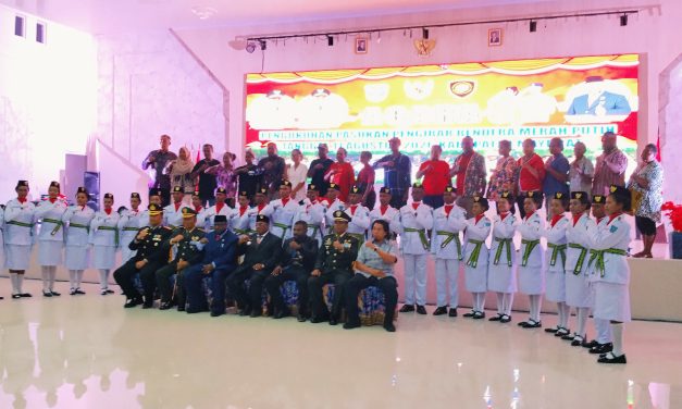 Bupati Maybrat Kukuhkan Pasukan Pengibar Bendera Merah Putih untuk HUT ke-81 Kemerdekaan RI