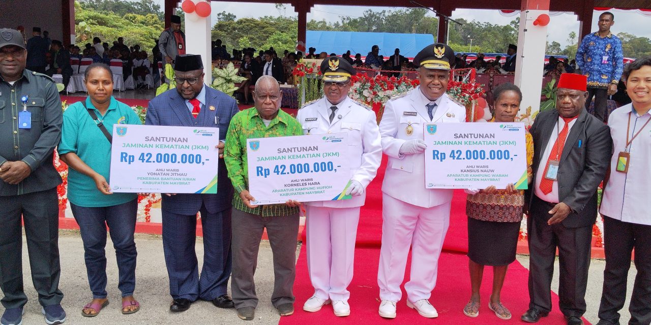Bupati Maybrat Serahkan Santunan Kematian bagi Aparatur Kampung