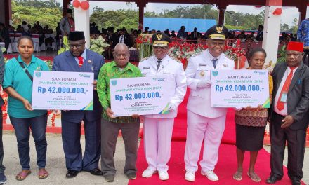 Bupati Maybrat Serahkan Santunan Kematian bagi Aparatur Kampung