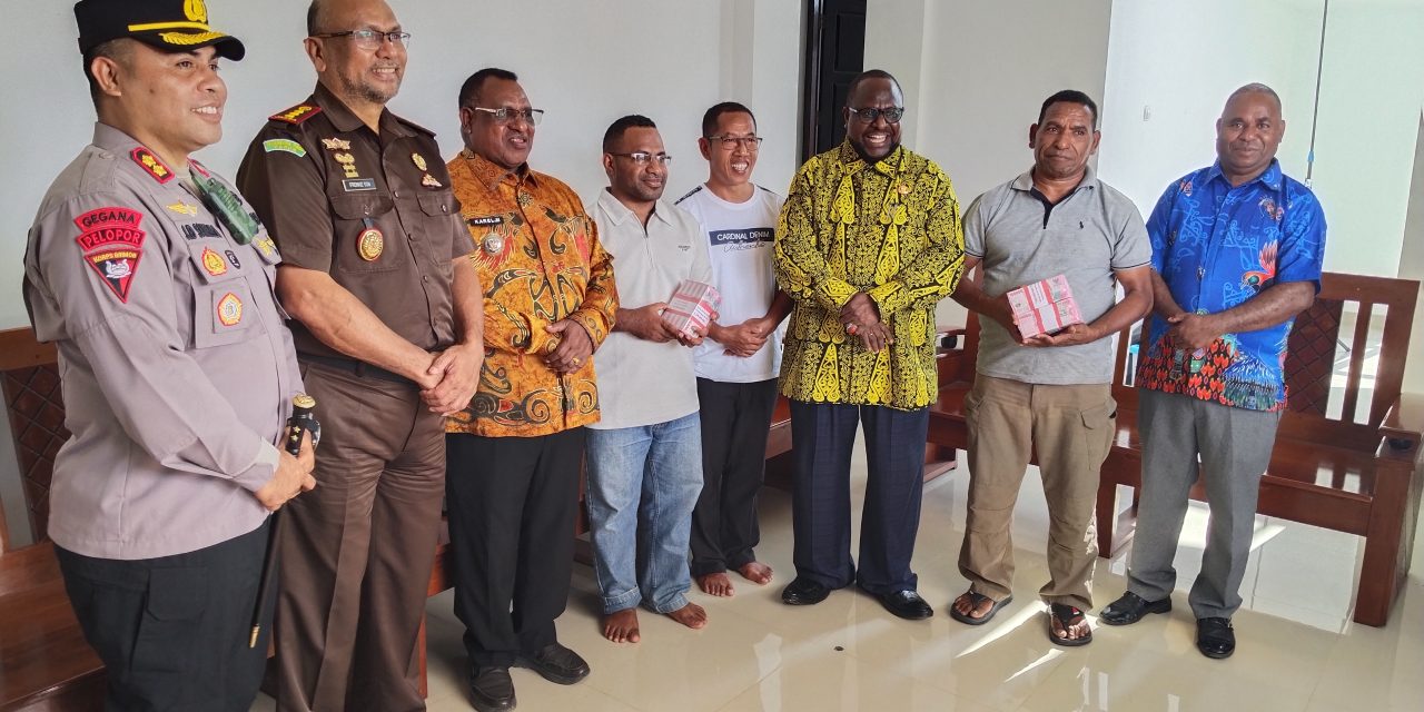 Pemda Maybrat Serahkan Bantuan Rp300 Juta untuk Pentahbisan Tiga Diakon OSA di Ayawasi