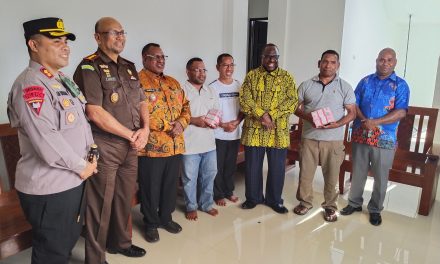 Pemda Maybrat Serahkan Bantuan Rp300 Juta untuk Pentahbisan Tiga Diakon OSA di Ayawasi