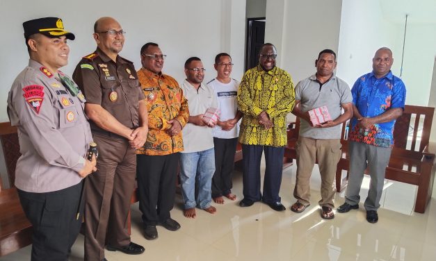 Pemda Maybrat Serahkan Bantuan Rp300 Juta untuk Pentahbisan Tiga Diakon OSA di Ayawasi