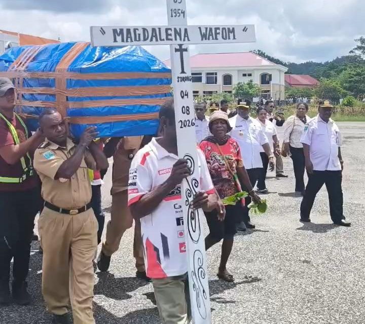 Bupati Maybrat Karel Murafer Menjemput Jenazah Ibunda Sekda Ferdinandus Taa di Bandara Ayawasi