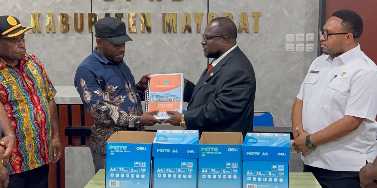 Pemkab Maybrat Serahkan Materi KUA-PPAS dan RKPD kepada DPRK