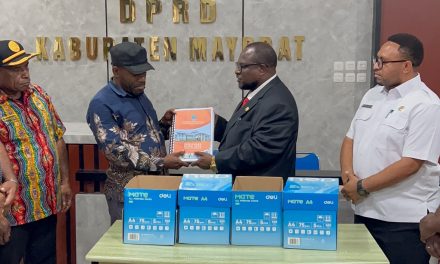 Pemkab Maybrat Serahkan Materi KUA-PPAS dan RKPD kepada DPRK