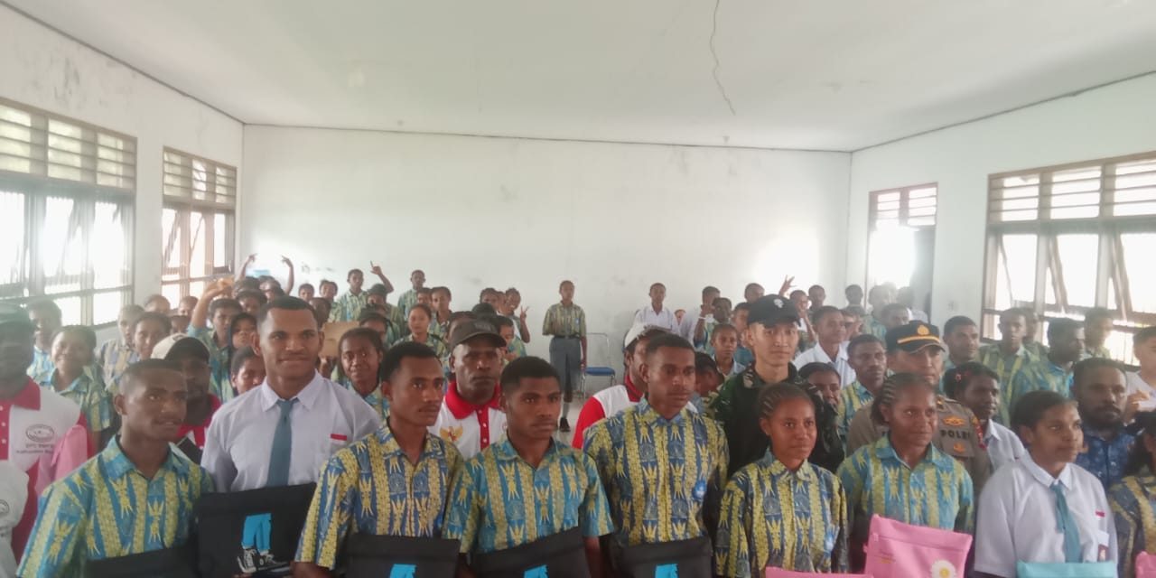 BMP RI Maybrat Bersama TNI-Polri Tanamkan Wawasan Kebangsaan kepada Siswa SMAN 1 KumurkekBMP RI Maybrat Bersama TNI-Polri Tanamkan Wawasan Kebangsaan kepada Siswa SMAN 1 Kumurkek
