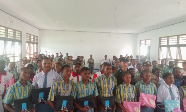 BMP RI Maybrat Bersama TNI-Polri Tanamkan Wawasan Kebangsaan kepada Siswa SMAN 1 KumurkekBMP RI Maybrat Bersama TNI-Polri Tanamkan Wawasan Kebangsaan kepada Siswa SMAN 1 Kumurkek