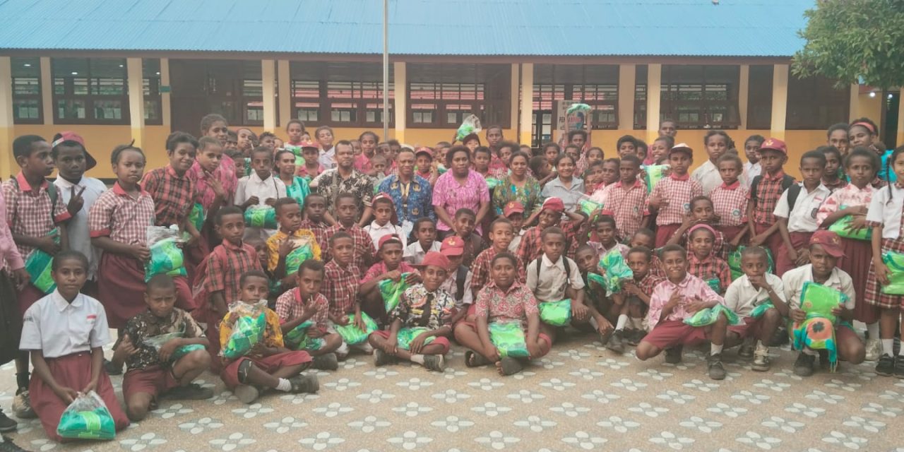Kadisdikpora Monitoring Ke Sekolah Sehari Maybrat Dan Berikan 140 Seragam bagi Siswa-Siswi SD