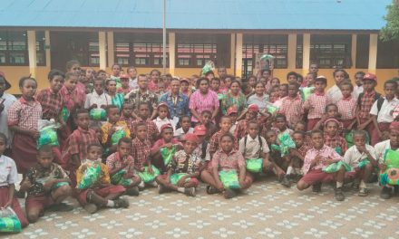 Kadisdikpora Monitoring Ke Sekolah Sehari Maybrat Dan Berikan 140 Seragam bagi Siswa-Siswi SD