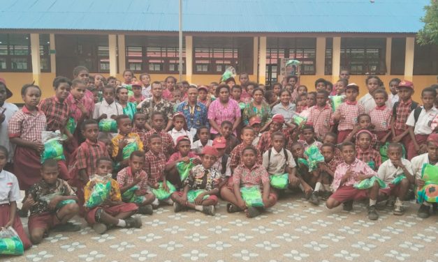 Kadisdikpora Monitoring Ke Sekolah Sehari Maybrat Dan Berikan 140 Seragam bagi Siswa-Siswi SD