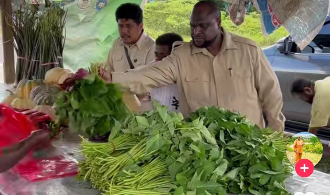 Usai Berdinas, Sekda Maybrat Ferdinandus Taa Borong Dagangan Mama-Mama Papua di Pasar Kumurkek