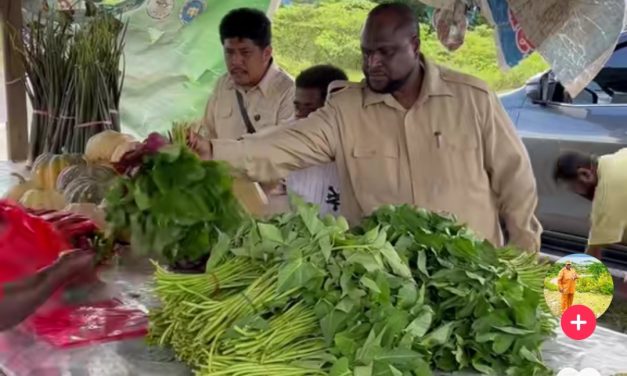 Usai Berdinas, Sekda Maybrat Ferdinandus Taa Borong Dagangan Mama-Mama Papua di Pasar Kumurkek