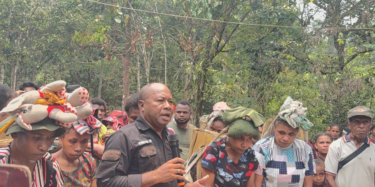 Pemkab Maybrat Bersama Komnas HAM Terima Penyerahan Diri Sembilan Warga di Aifat Selatan