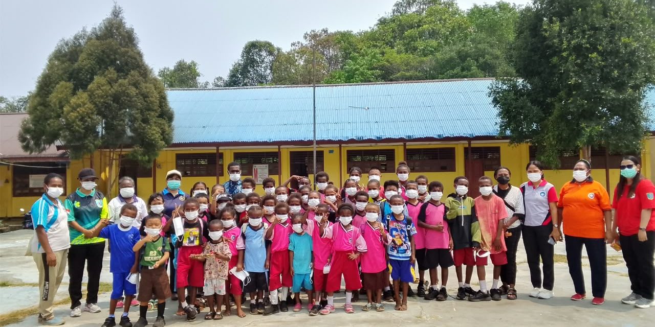 Puskesmas Ayamaru Tengah Sosialisasikan Bahaya Kabut Asap dan Bagikan Masker kepada Siswa serta Masyarakat