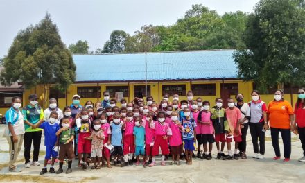 Puskesmas Ayamaru Tengah Sosialisasikan Bahaya Kabut Asap dan Bagikan Masker kepada Siswa serta Masyarakat