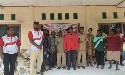 Peringati HUT ke-17, BMP RI Maybrat Salurkan Bantuan Paket Sembako kepada MasyarakatAyamaru Selatan