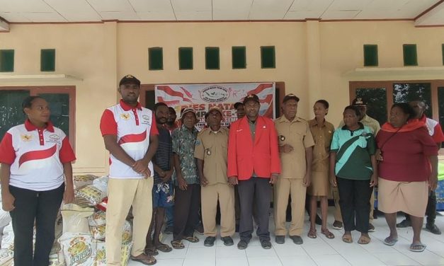 Peringati HUT ke-17, BMP RI Maybrat Salurkan Bantuan Paket Sembako kepada MasyarakatAyamaru Selatan