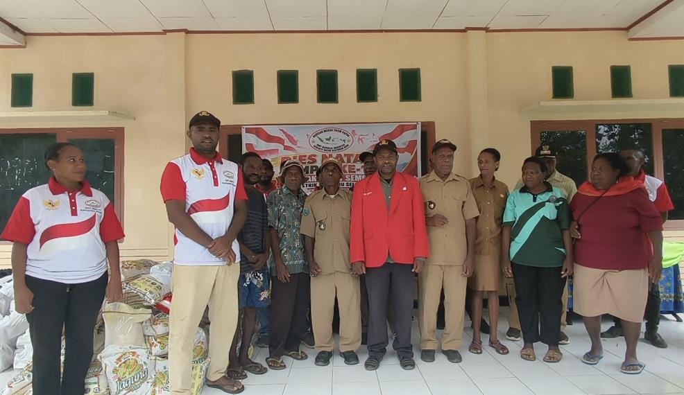 Peringati HUT ke-17, BMP RI Maybrat Salurkan Bantuan Paket Sembako kepada MasyarakatAyamaru Selatan