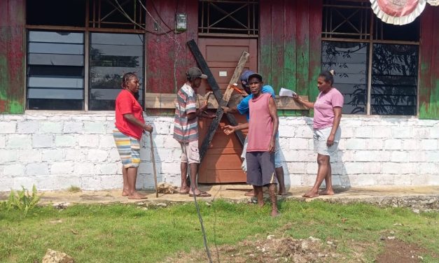 Warga Palang Kantor Kampung Sowaysauw, Protes Pergantian Aparat dan Pemotongan Honor