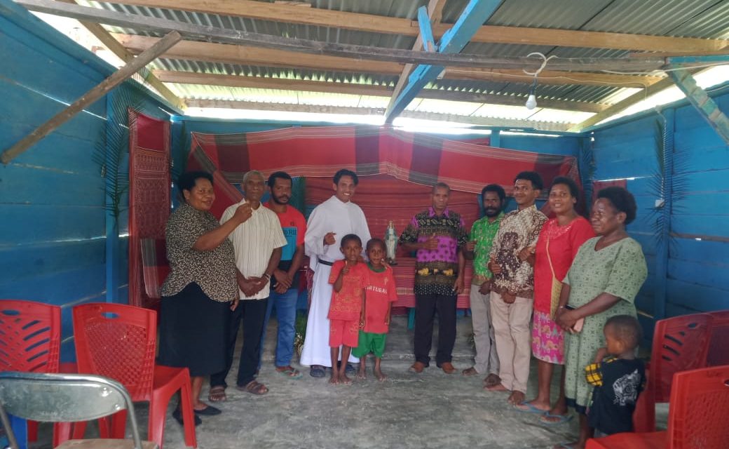 Umat Katolik Lingkungan St.Maria Magdalena Sabes Sampaikan Terima Kasih kepada Pastor Paroki atas Pelayanan Misa Penutupan Bulan Rosario