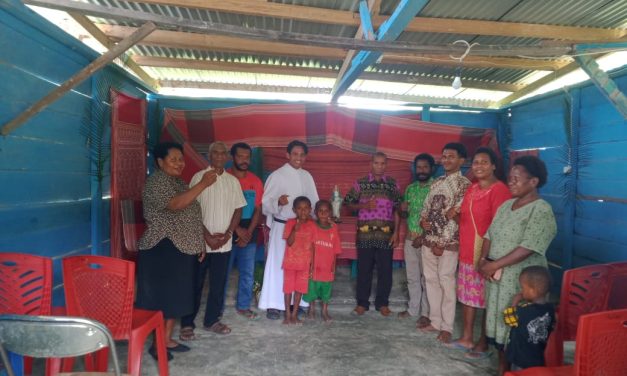 Umat Katolik Lingkungan St.Maria Magdalena Sabes Sampaikan Terima Kasih kepada Pastor Paroki atas Pelayanan Misa Penutupan Bulan Rosario