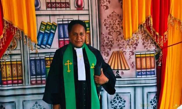 Perjuangan Panjang Berbuah Sukacita, Marlince Lemauk Resmi Diteguhkan sebagai Pendeta GKI di Tanah Papua